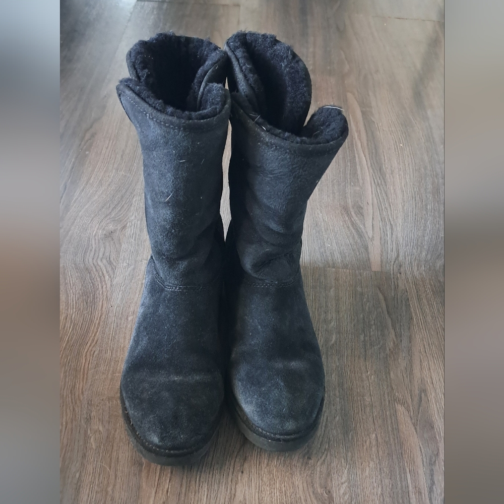 Cozy Black Suede ugg Boots